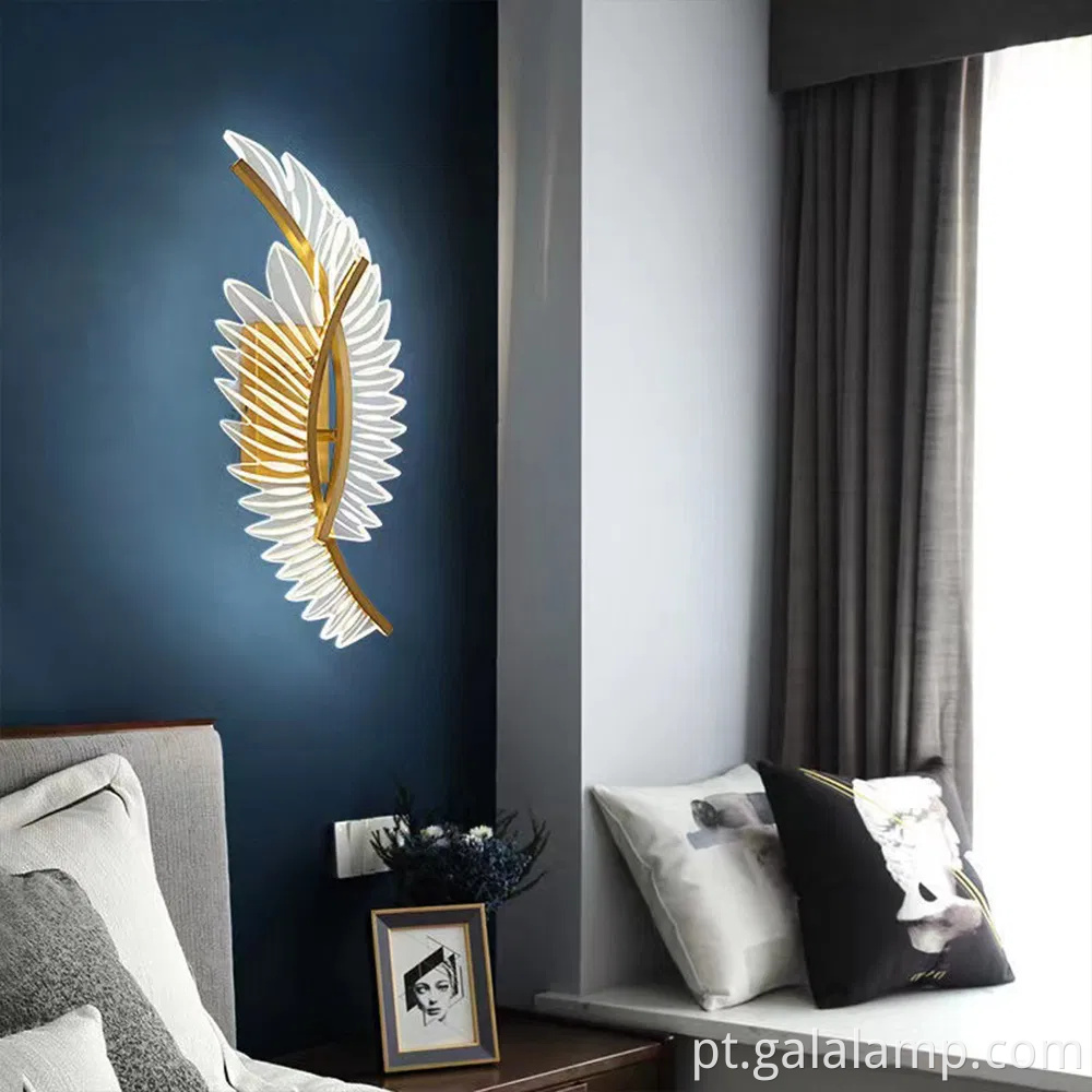 Lâmpada elegante de parede de penas acrílicas para interiores luxuosos